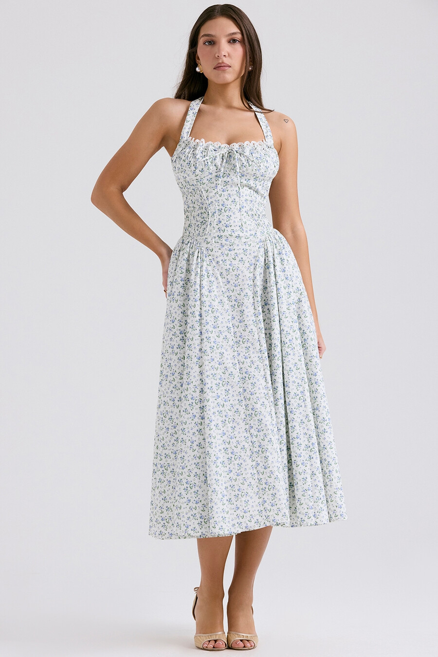 weißes baumwollkleid mit glockenblumenmuster und neckholder