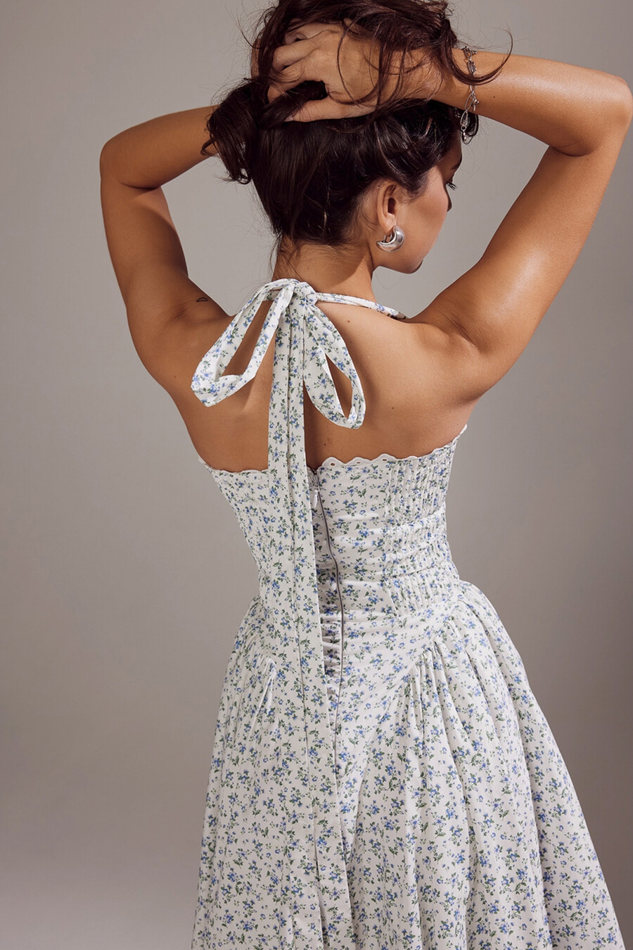 weißes baumwollkleid mit glockenblumenmuster und neckholder