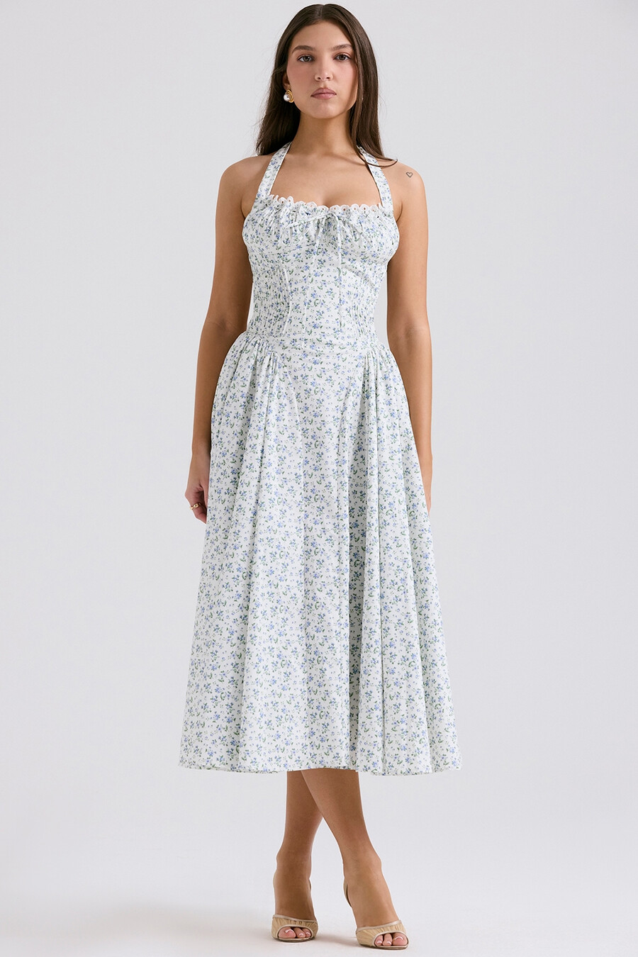 weißes baumwollkleid mit glockenblumenmuster und neckholder