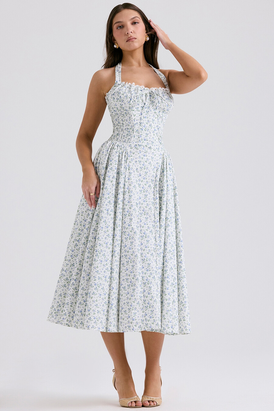 weißes baumwollkleid mit glockenblumenmuster und neckholder