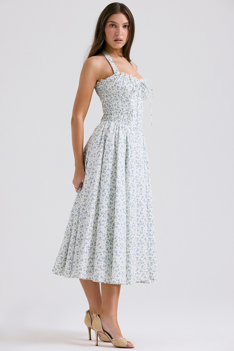 weißes baumwollkleid mit glockenblumenmuster und neckholder