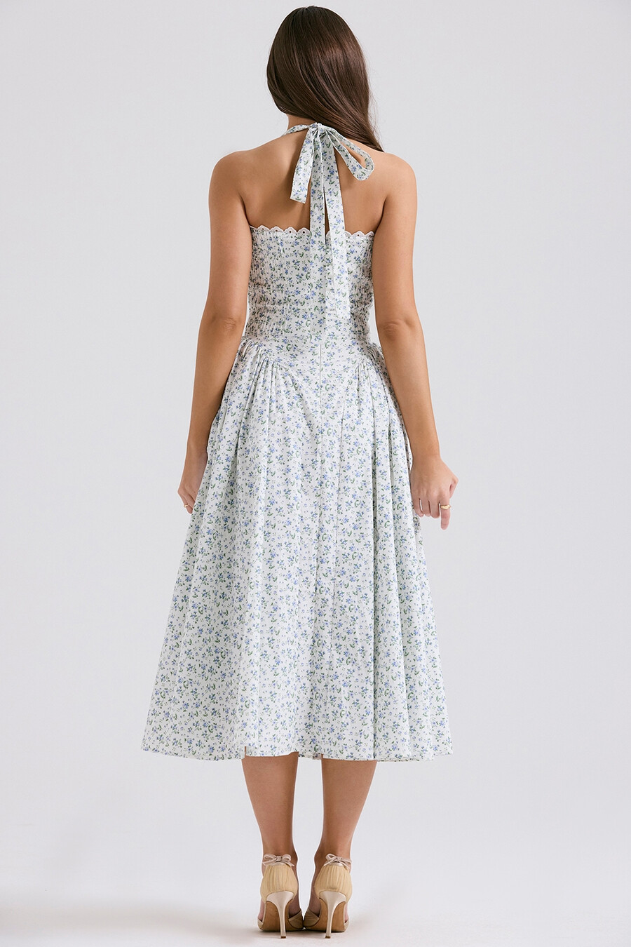 weißes baumwollkleid mit glockenblumenmuster und neckholder