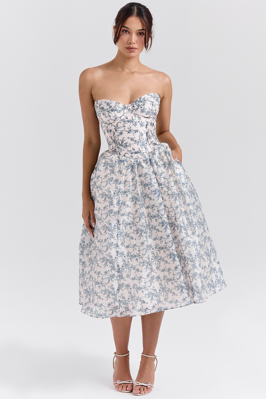 trägerloses sommerkleid mit englischem porzellanmuster