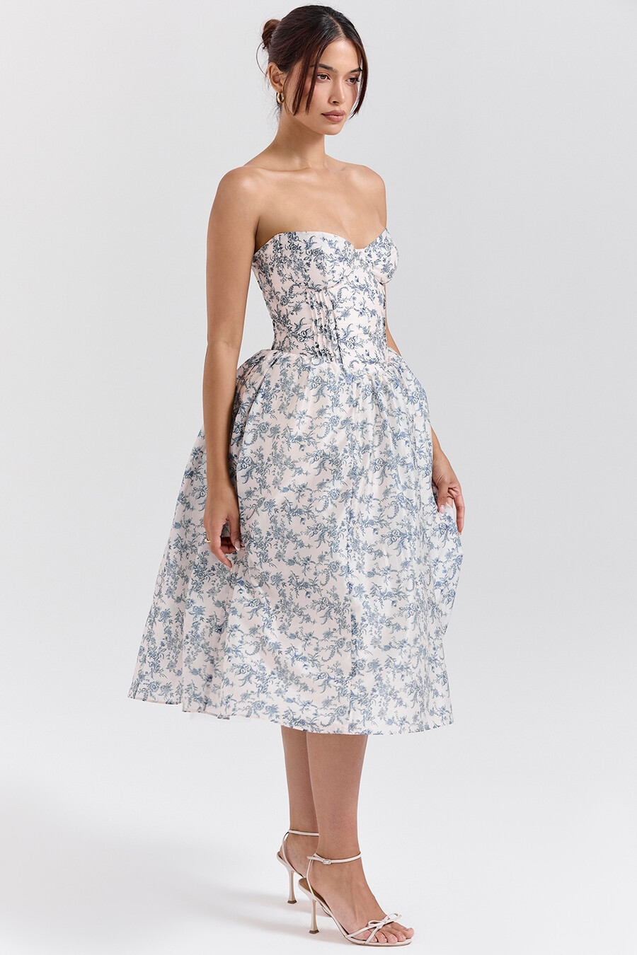 trägerloses sommerkleid mit englischem porzellanmuster
