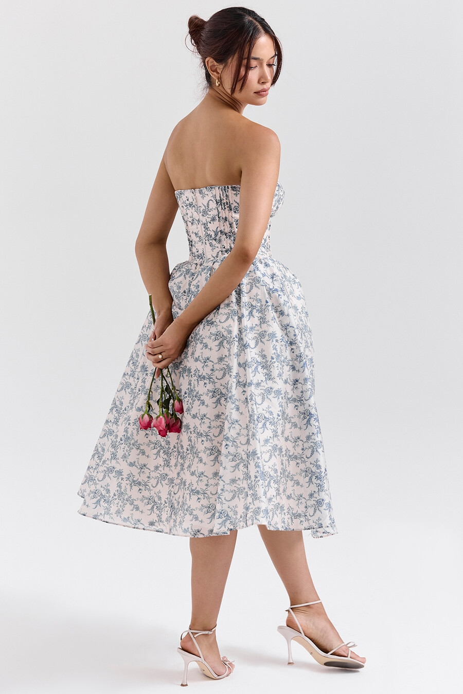 trägerloses sommerkleid mit englischem porzellanmuster