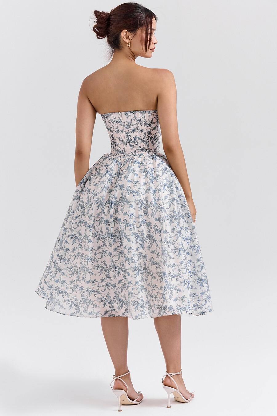 trägerloses sommerkleid mit englischem porzellanmuster