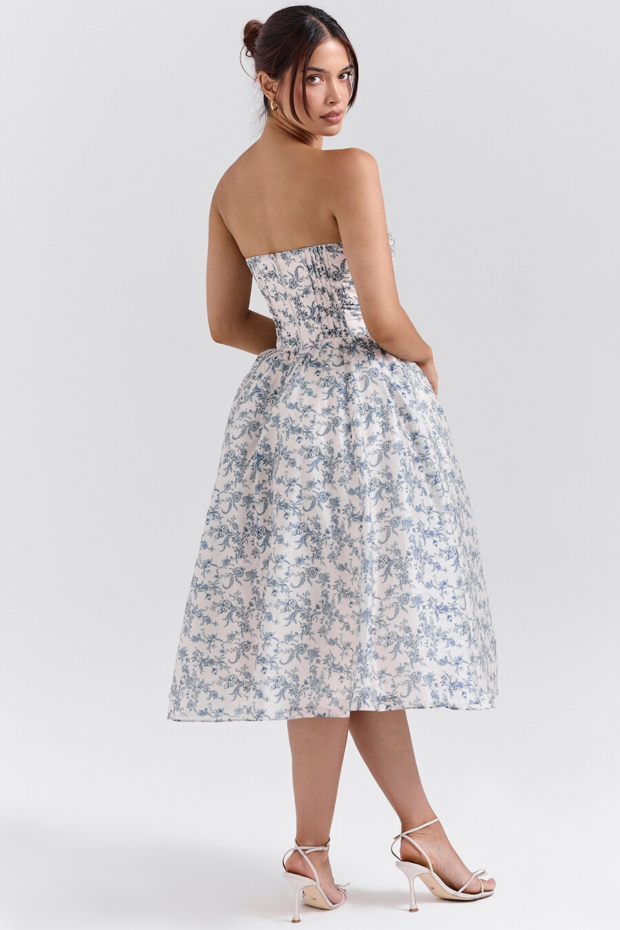 trägerloses sommerkleid mit englischem porzellanmuster