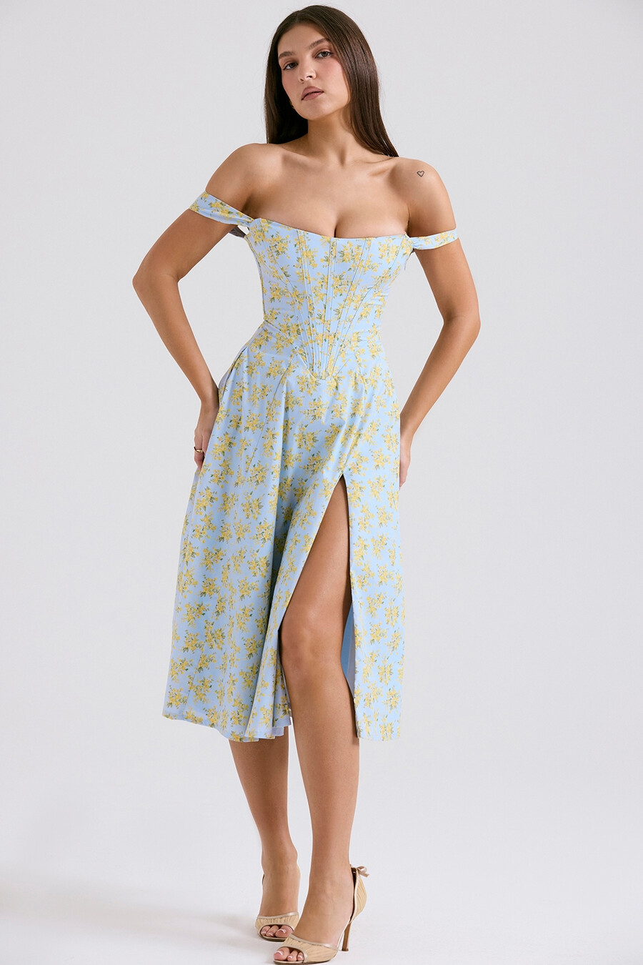 hellblaues midi-sommerkleid aus baumwolle mit vintage-blumenmuster