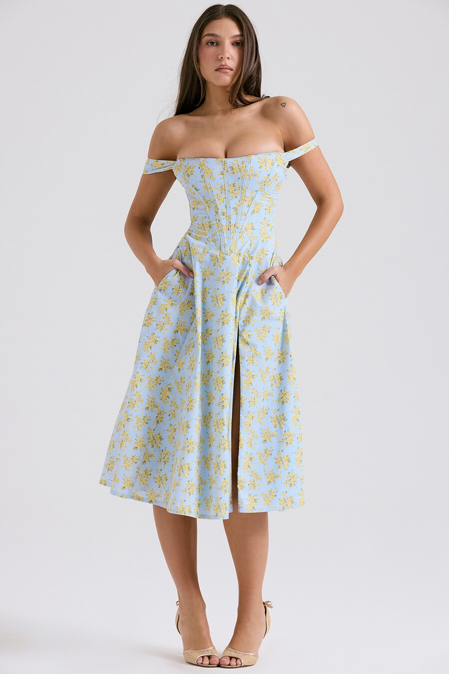 hellblaues midi-sommerkleid aus baumwolle mit vintage-blumenmuster