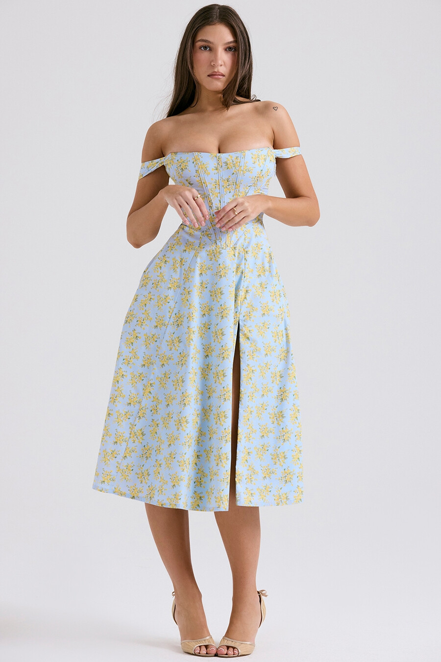hellblaues midi-sommerkleid aus baumwolle mit vintage-blumenmuster