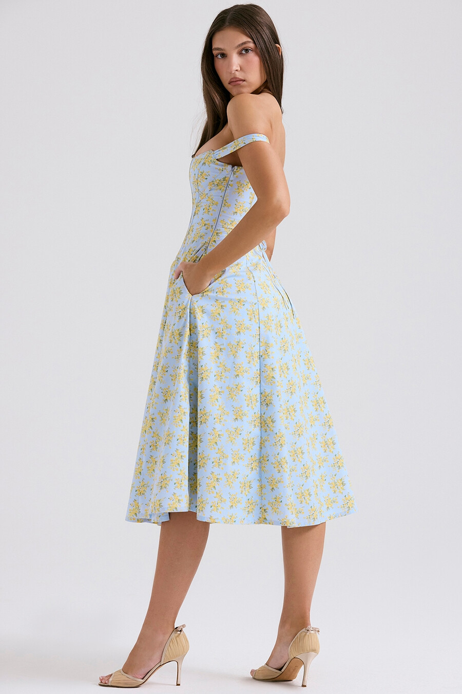 hellblaues midi-sommerkleid aus baumwolle mit vintage-blumenmuster