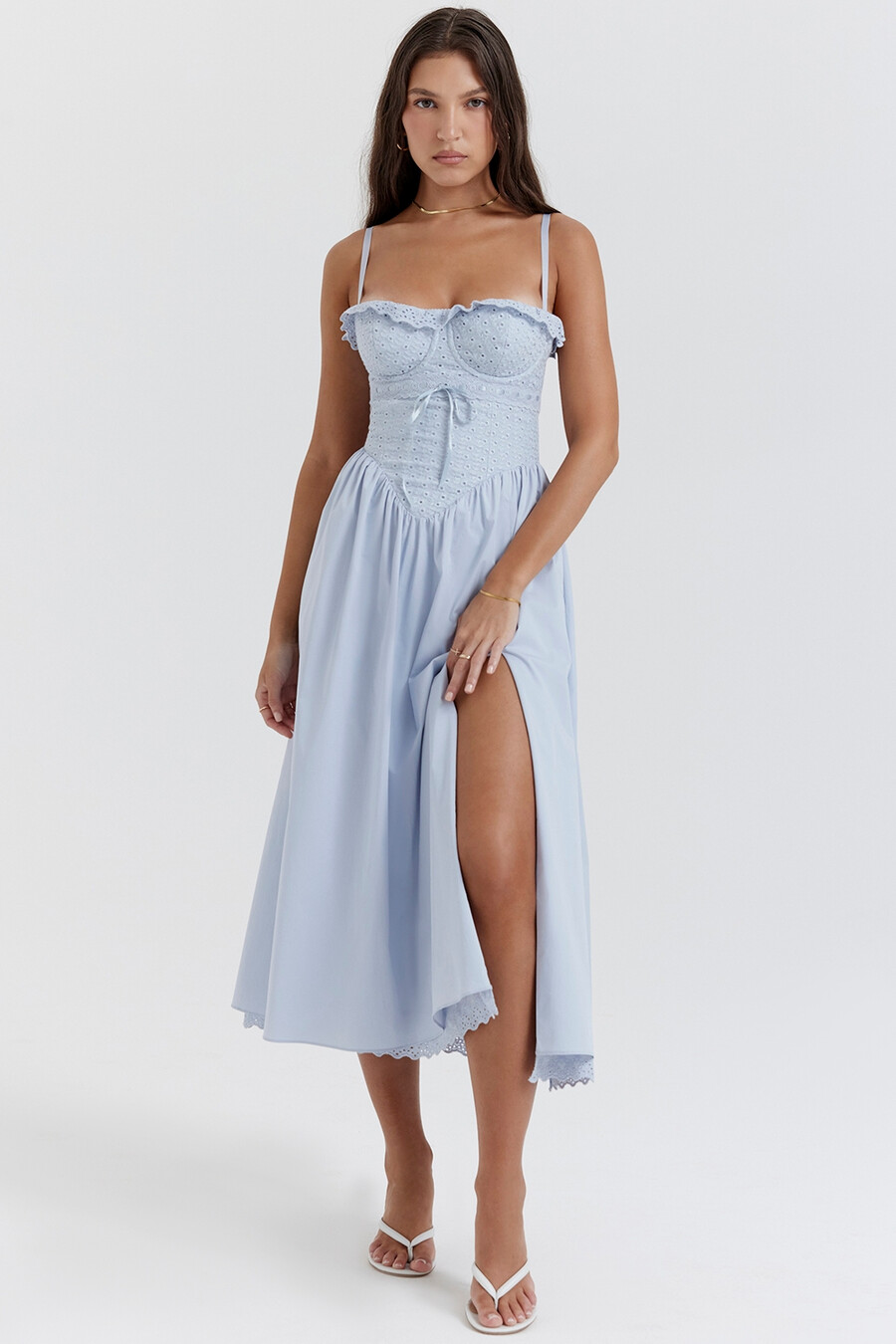 weiches blaues broderie anglais midi-sommerkleid aus baumwolle