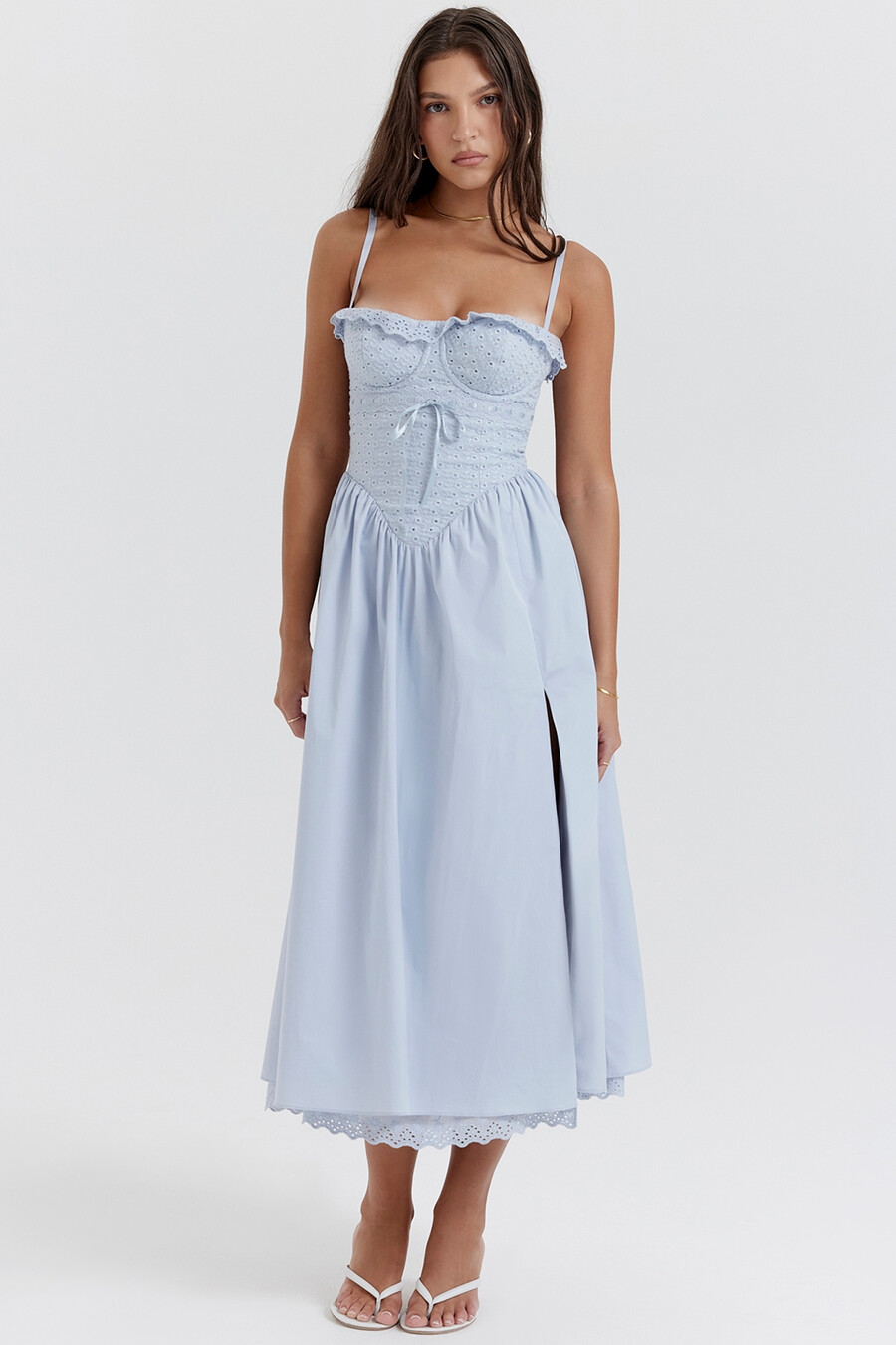 weiches blaues broderie anglais midi-sommerkleid aus baumwolle