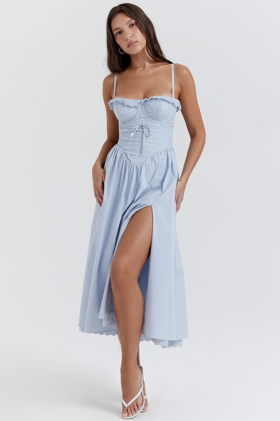 weiches blaues broderie anglais midi-sommerkleid aus baumwolle