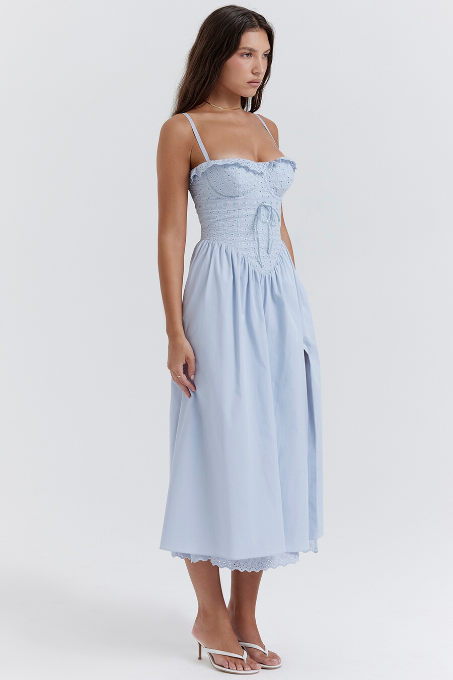 weiches blaues broderie anglais midi-sommerkleid aus baumwolle