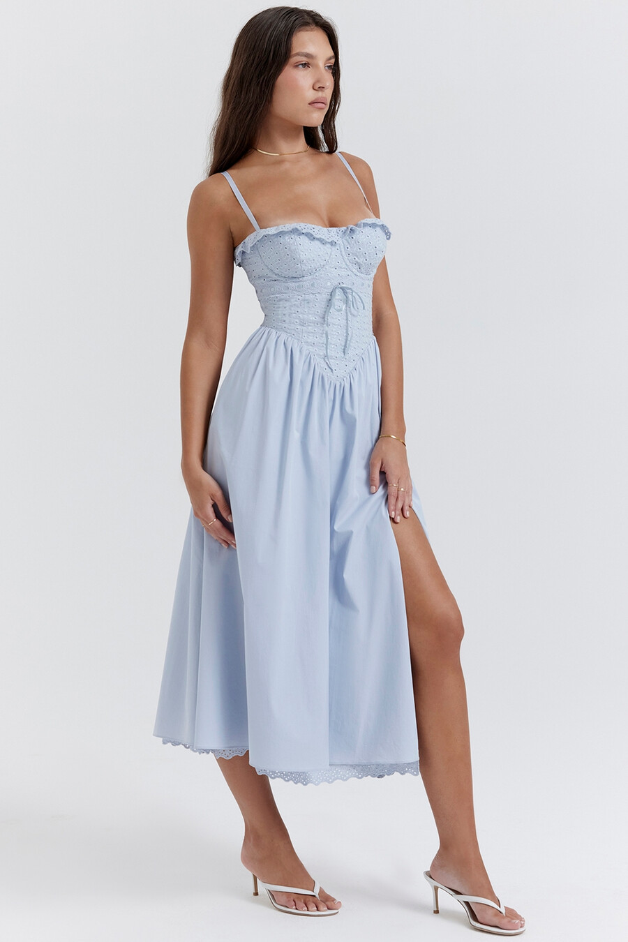 weiches blaues broderie anglais midi-sommerkleid aus baumwolle