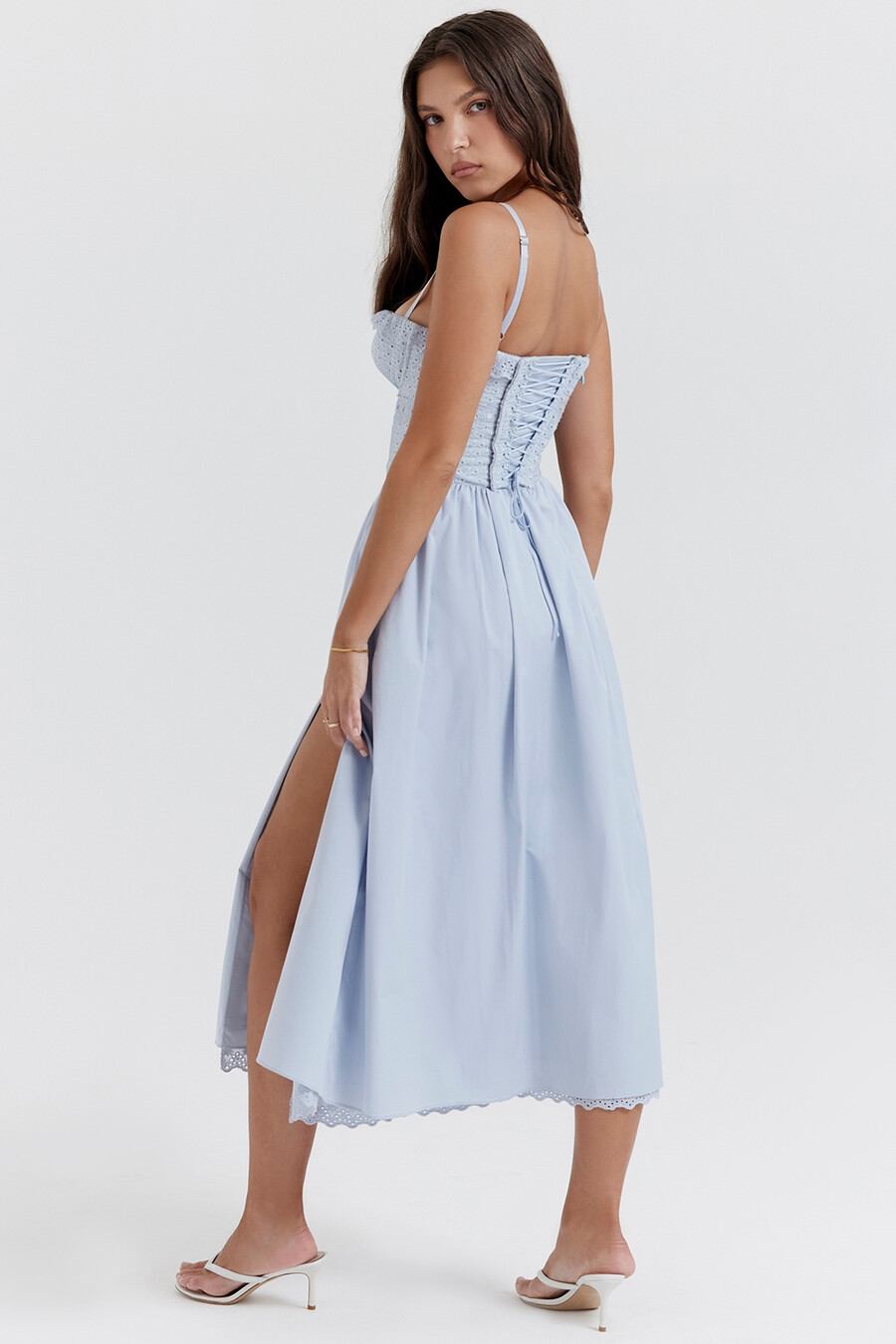 weiches blaues broderie anglais midi-sommerkleid aus baumwolle