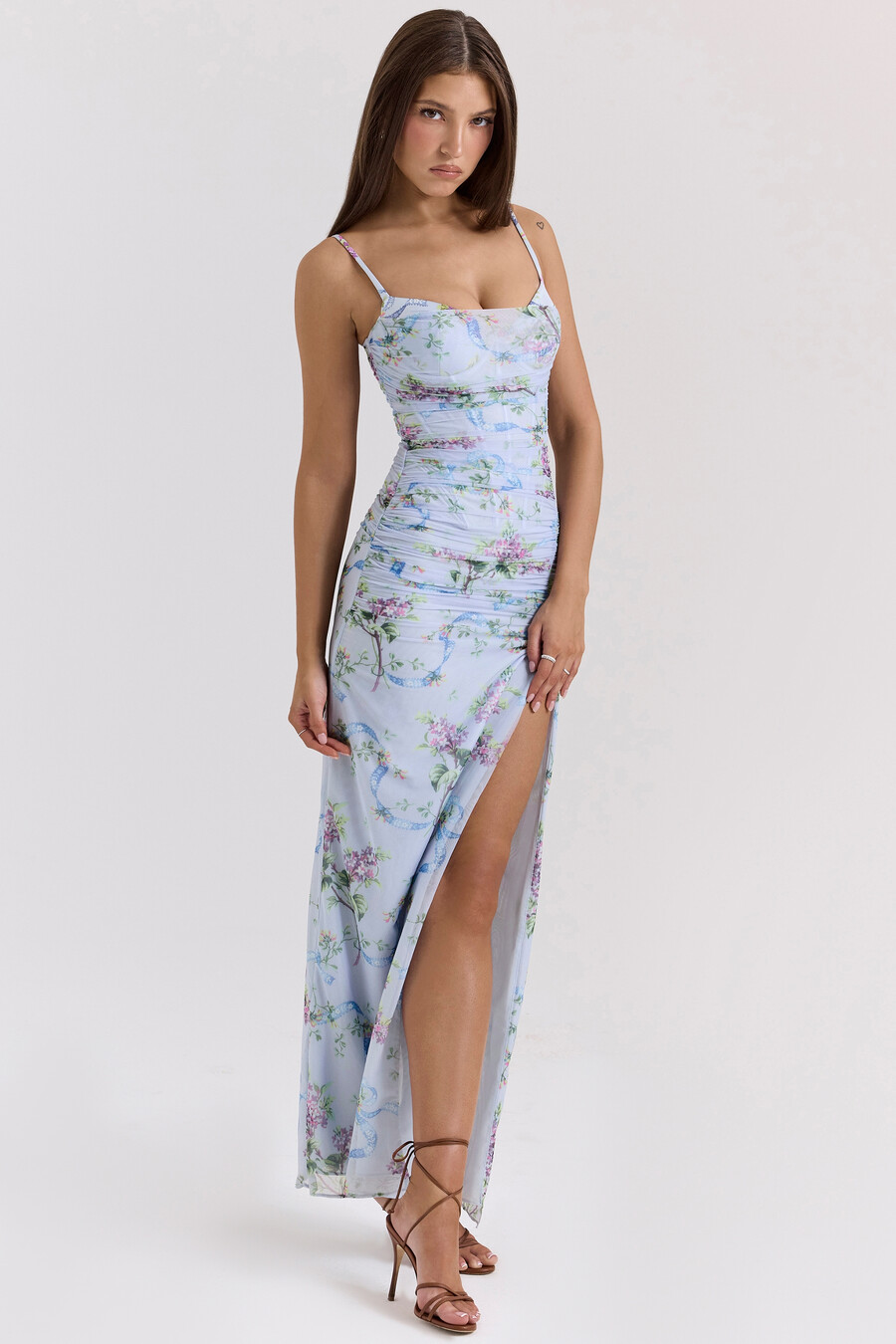 blaues maxikleid aus mesh mit blumenmuster