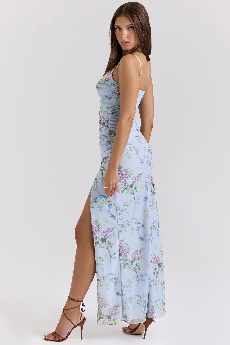 blaues maxikleid aus mesh mit blumenmuster