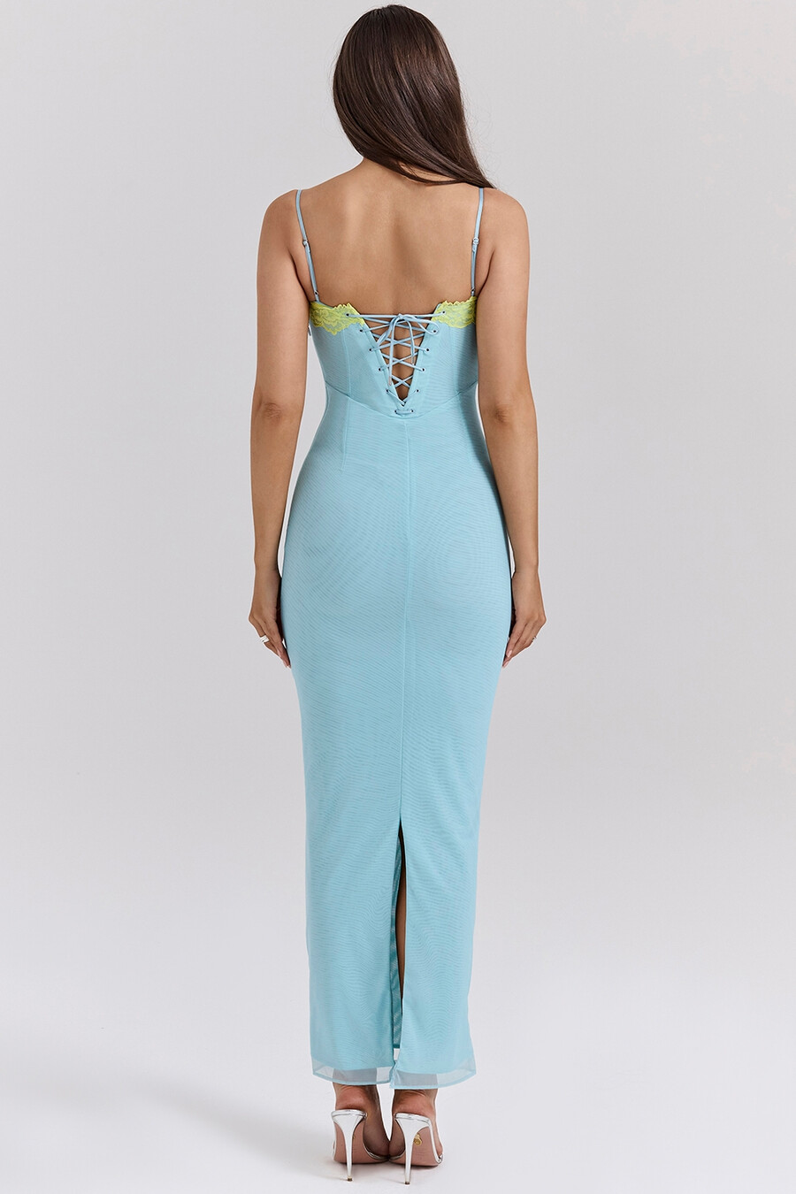 ozeanblaues maxikleid aus kontrastierender spitze