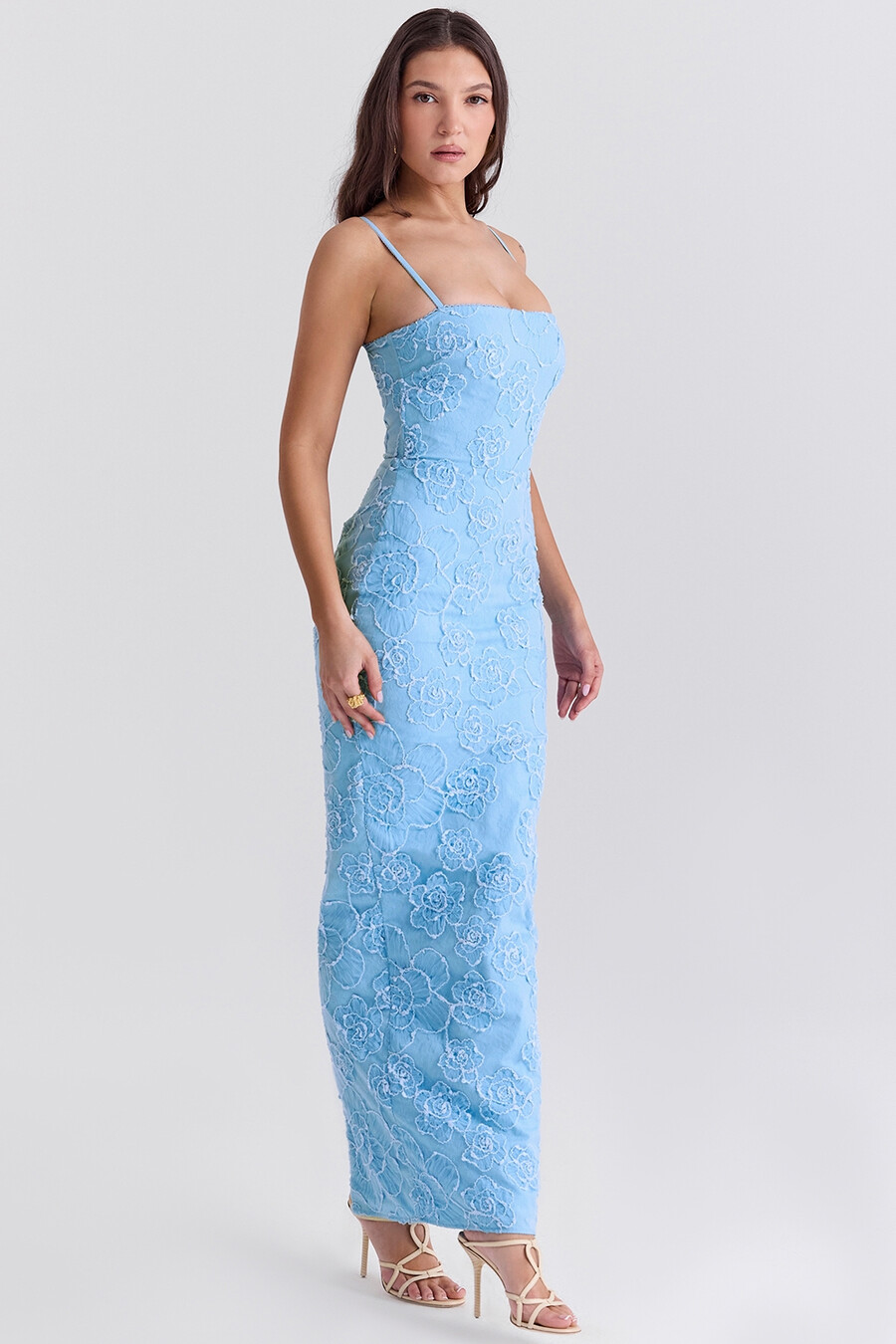 maxikleid in toskanischem blau mit blumenstickerei