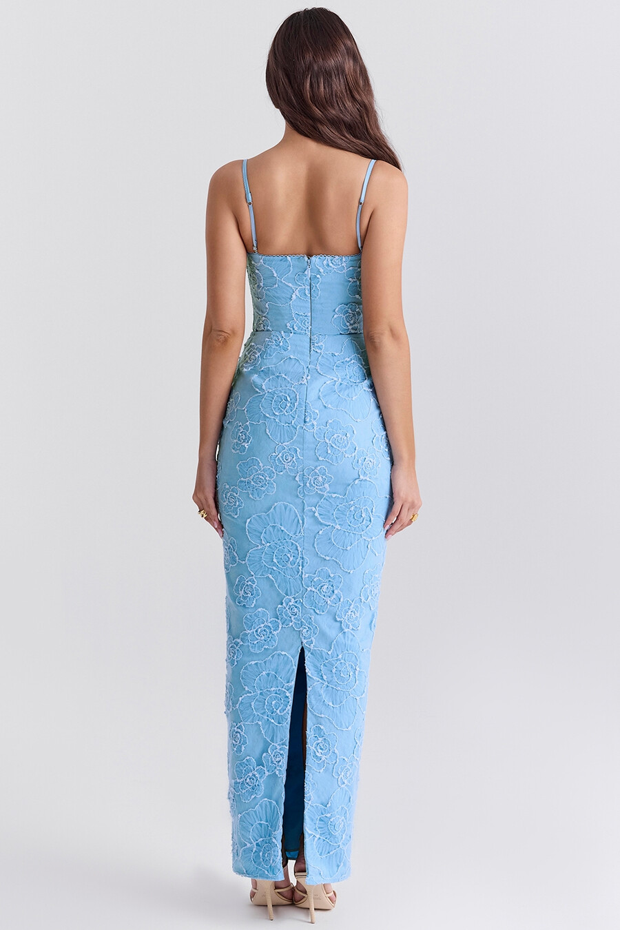 maxikleid in toskanischem blau mit blumenstickerei