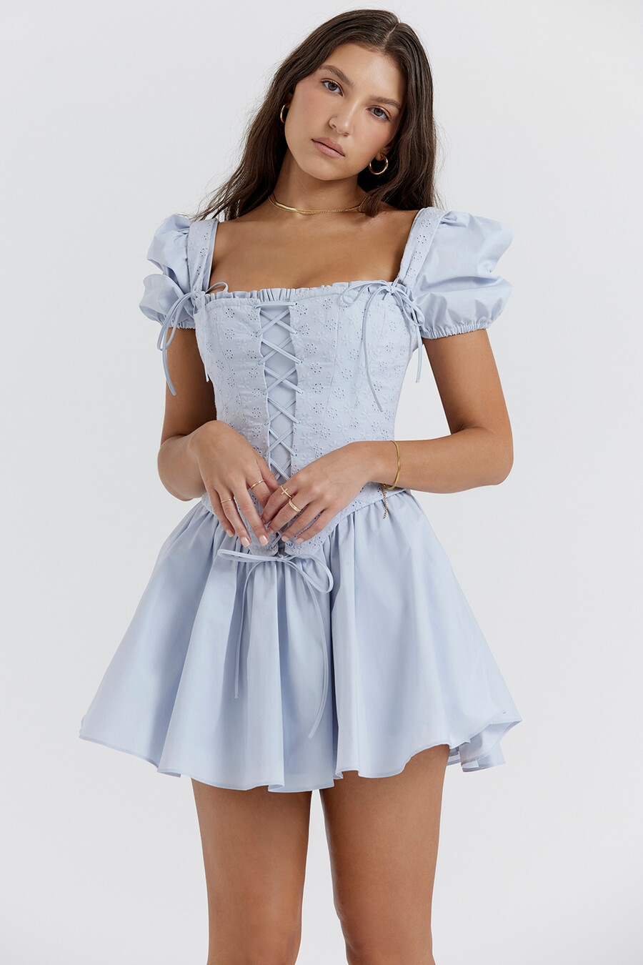 hellblaues minikleid mit broderie-korsett