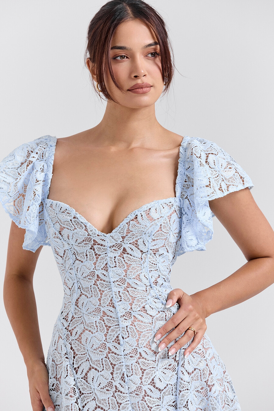 midikleid aus blauglöckchenfarbener spitze