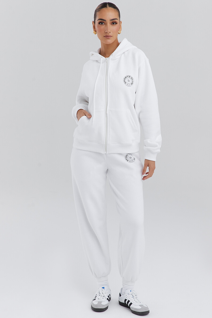 weißer kapuzenpullover mit reißverschluss