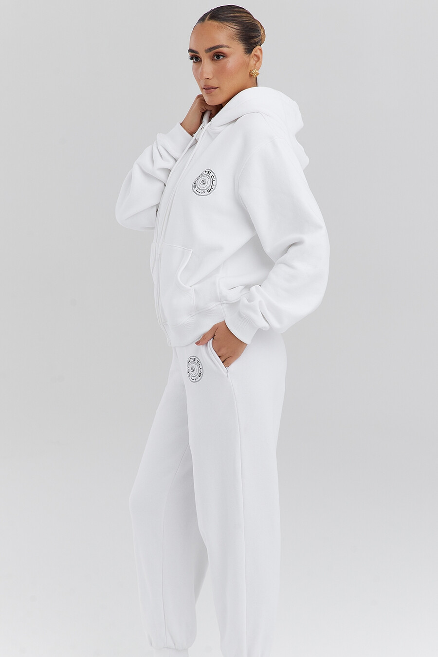 weißer kapuzenpullover mit reißverschluss