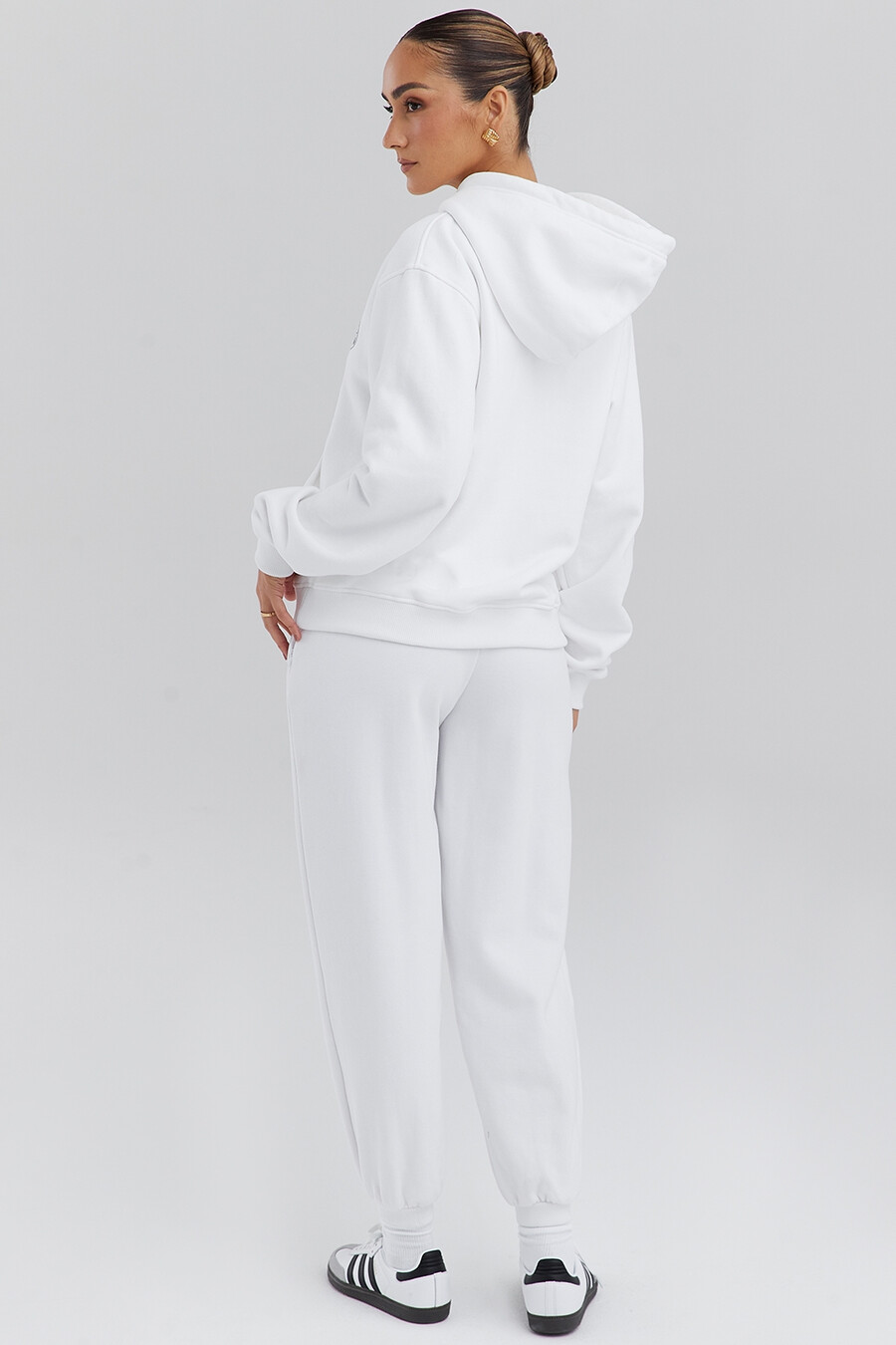 weißer kapuzenpullover mit reißverschluss