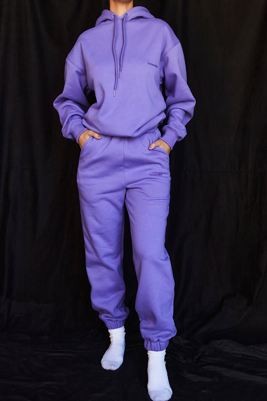 lila jogginghose mit fleece-rücken