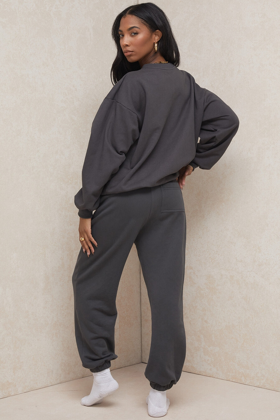 jogginghose mit anthrazitfarbenem fleece-rücken