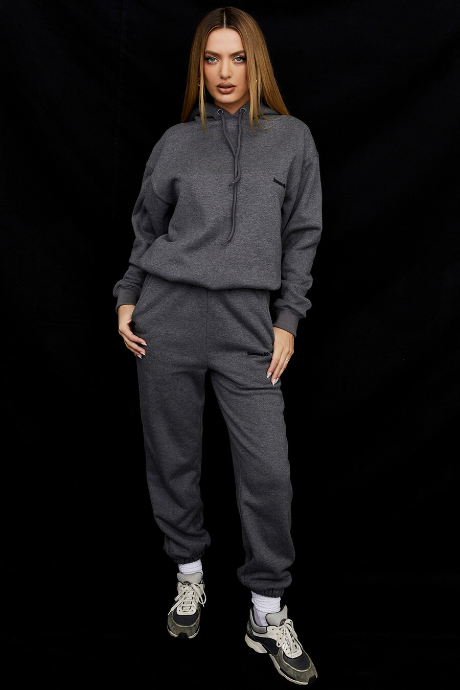 dunkelgraue jogginghose mit fleece-rücken