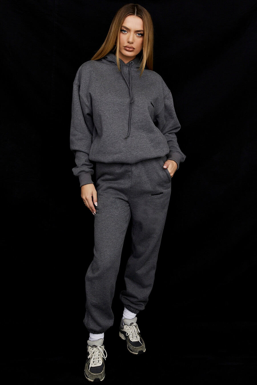dunkelgraue jogginghose mit fleece-rücken