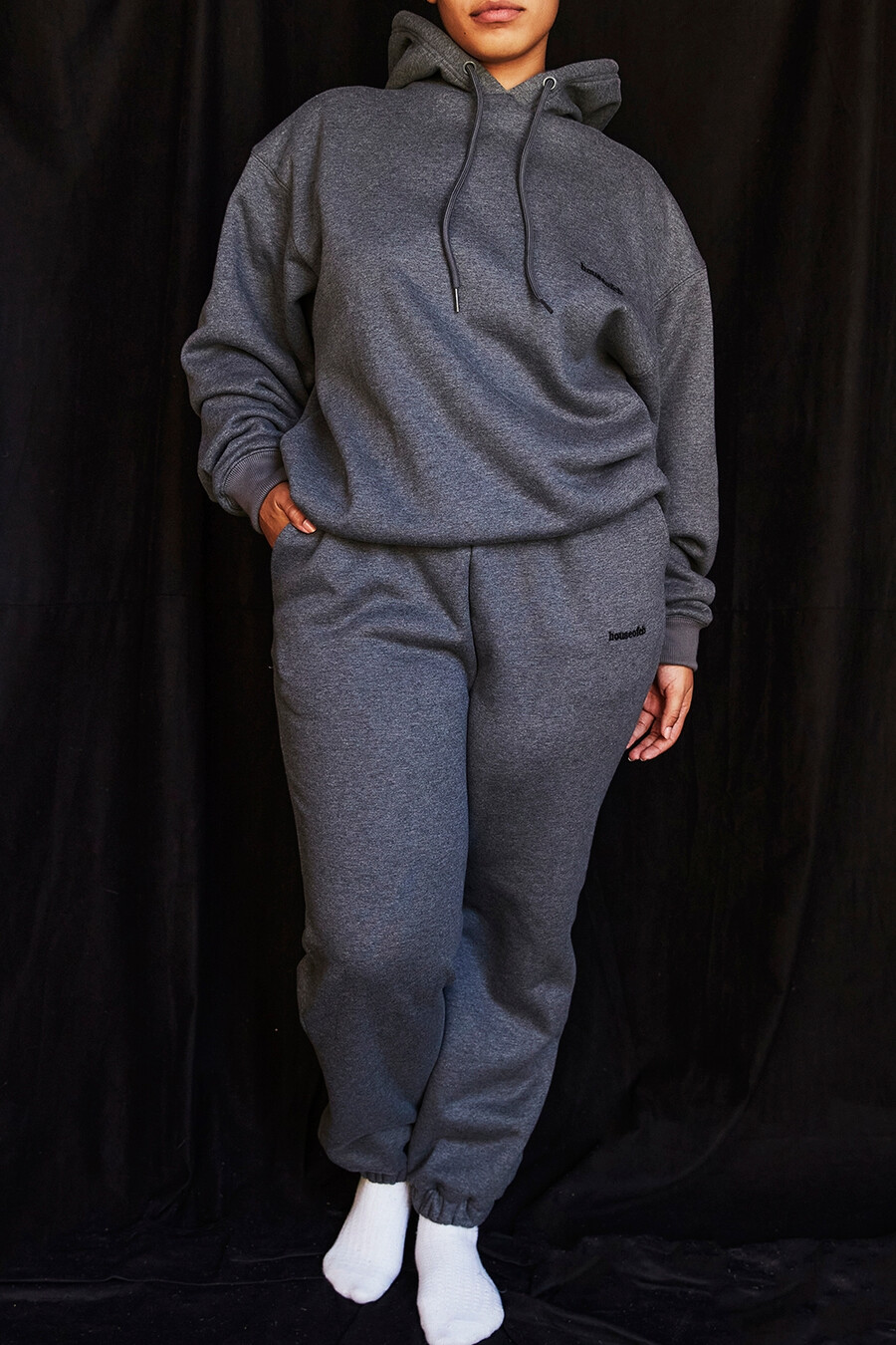 dunkelgraue jogginghose mit fleece-rücken