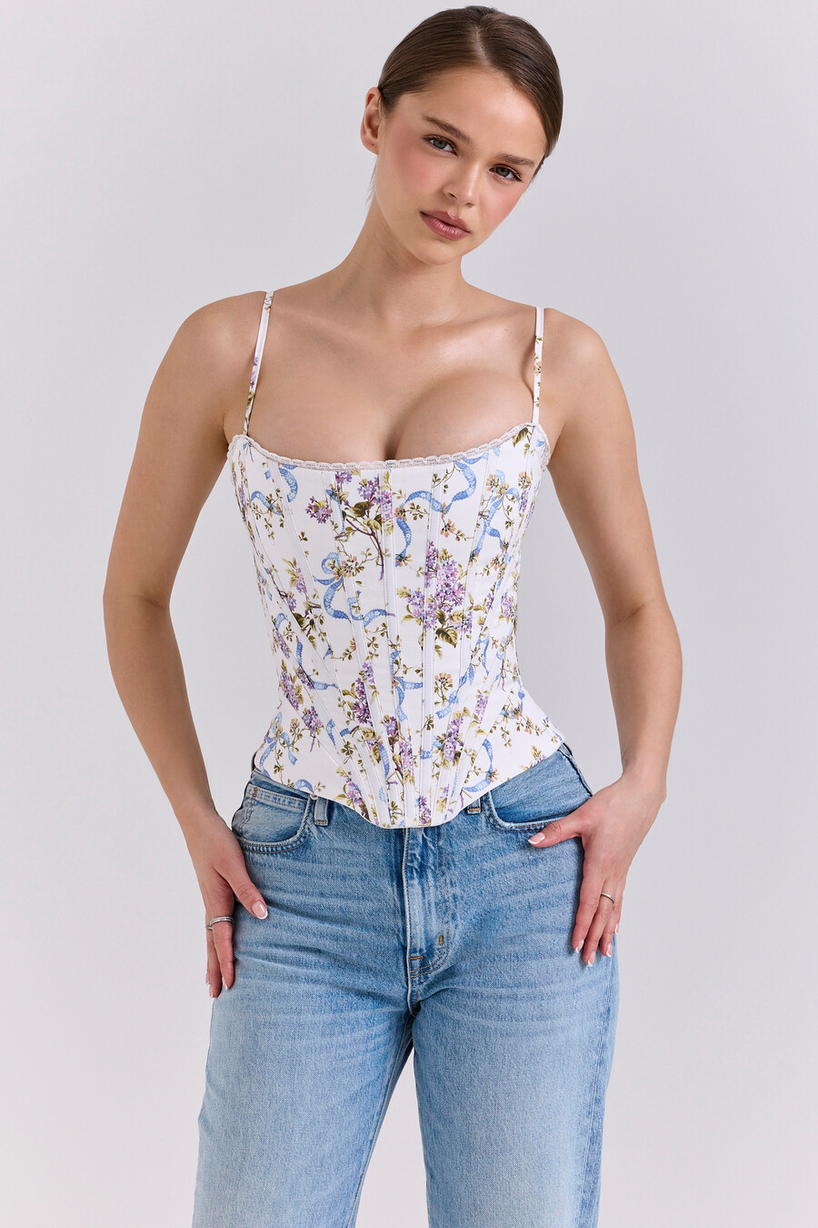 weißes baumwoll-korsett-top mit blumenmuster und schleifenprint