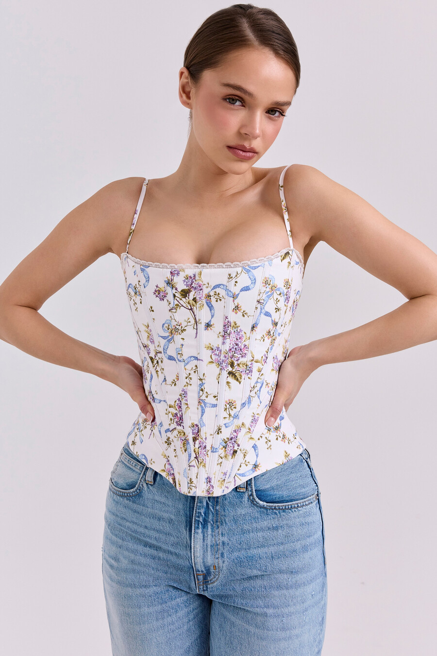 weißes baumwoll-korsett-top mit blumenmuster und schleifenprint