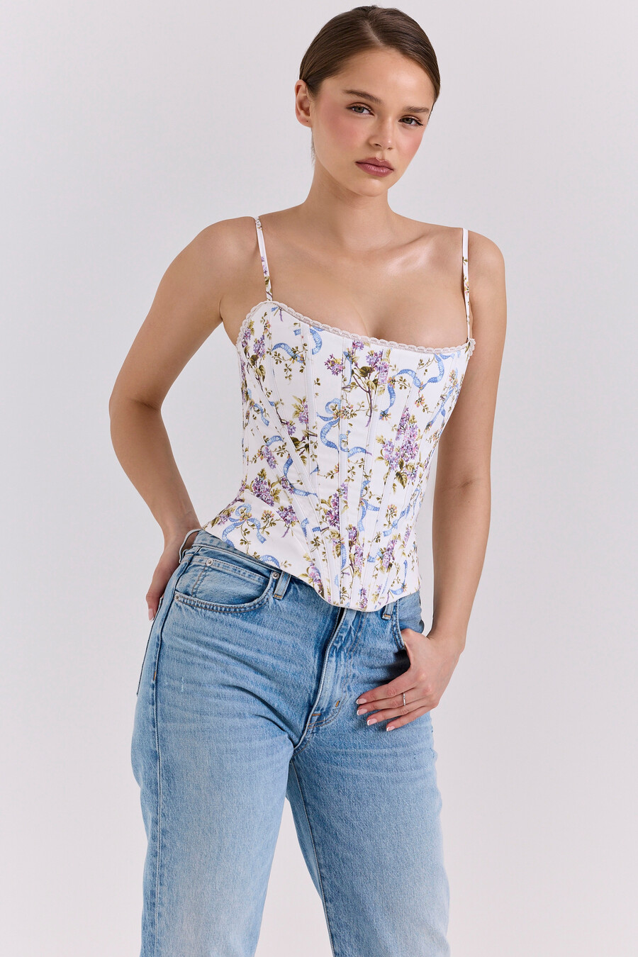 weißes baumwoll-korsett-top mit blumenmuster und schleifenprint