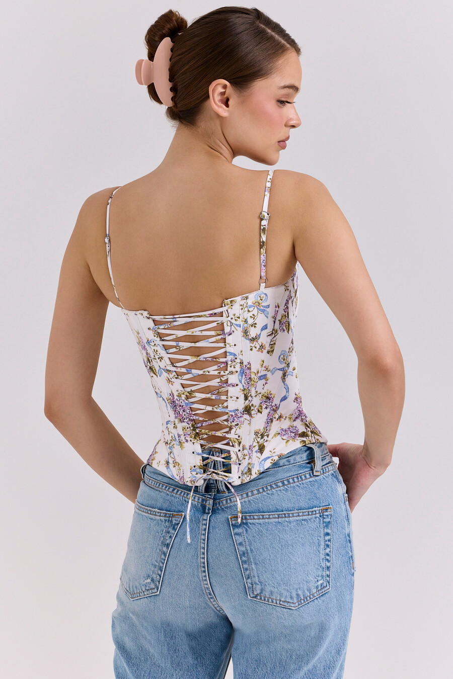 weißes baumwoll-korsett-top mit blumenmuster und schleifenprint