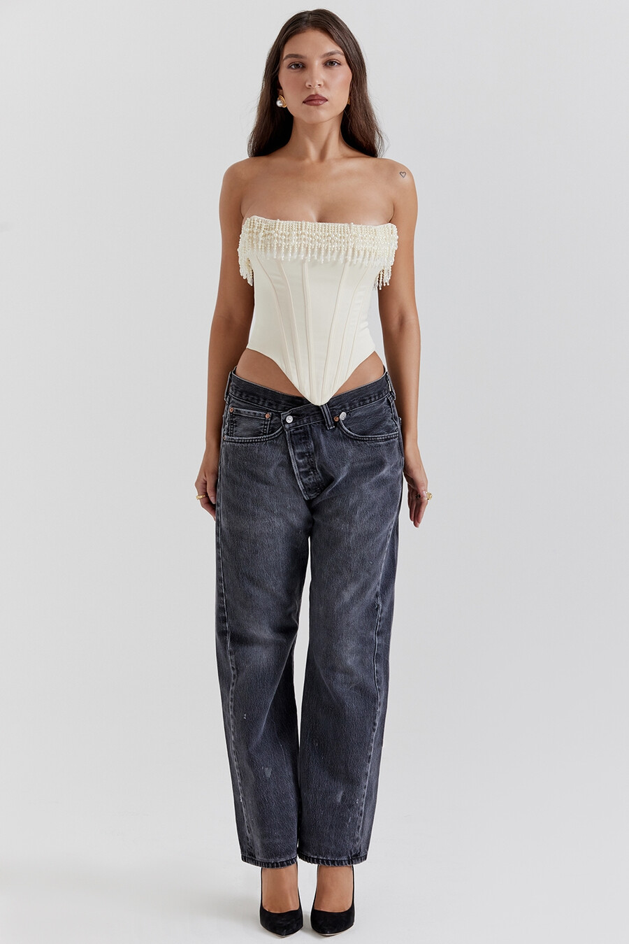 vintage-korsett aus cremefarbenem verziertem satin