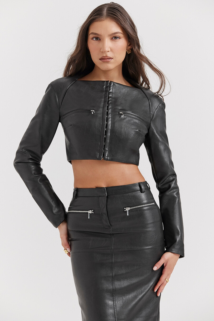 schwarzes kurzes top aus veganem leder