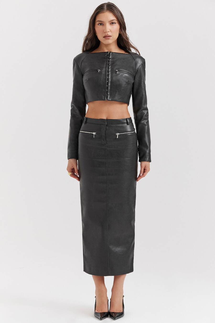 schwarzes kurzes top aus veganem leder