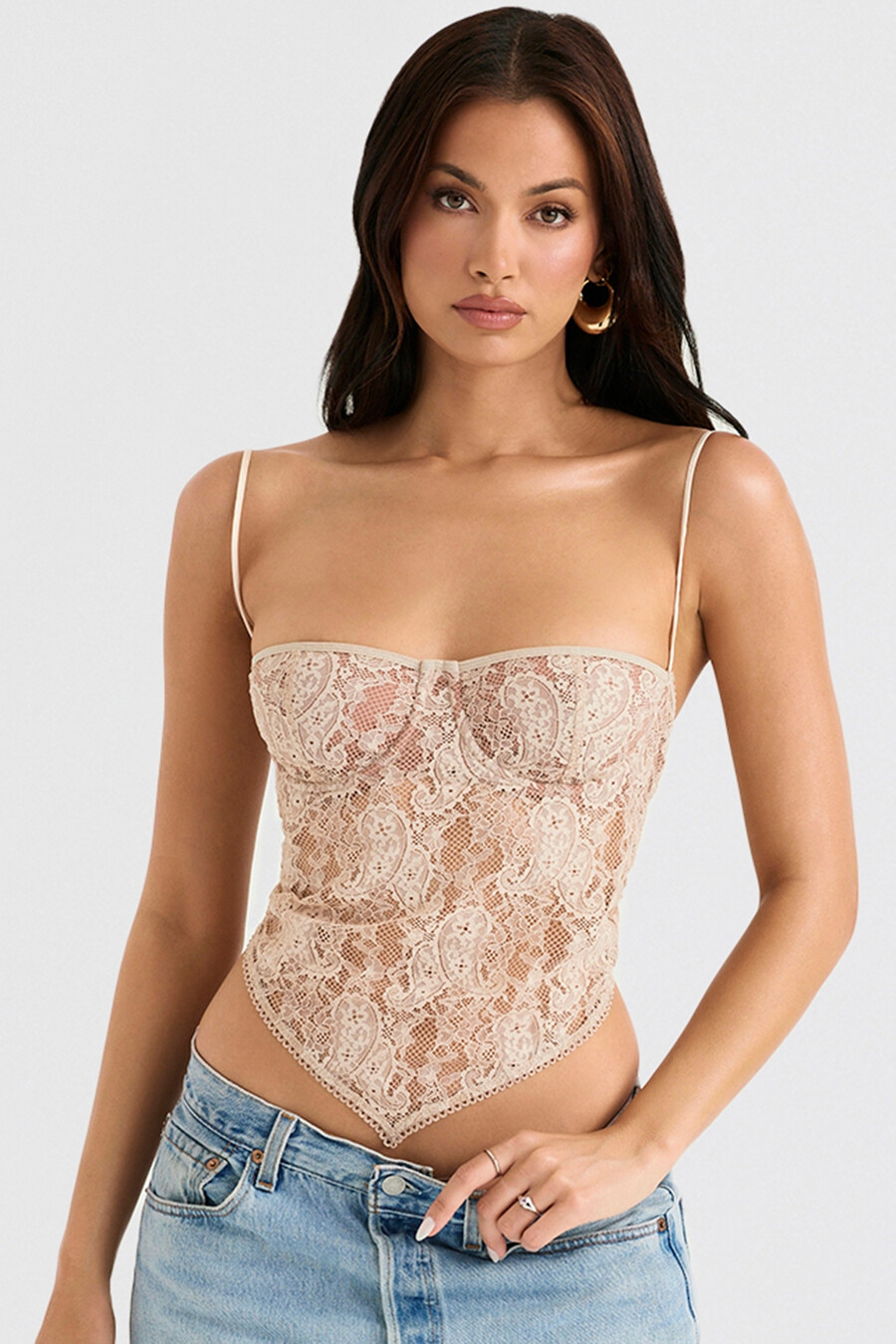cremefarbenes spitzentop mit paisley-muster