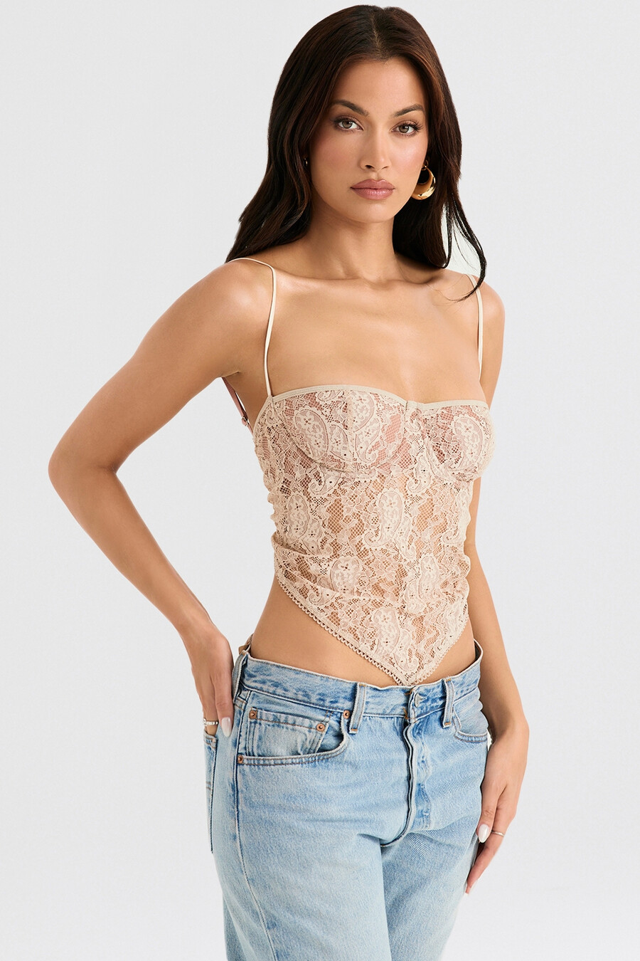 cremefarbenes spitzentop mit paisley-muster