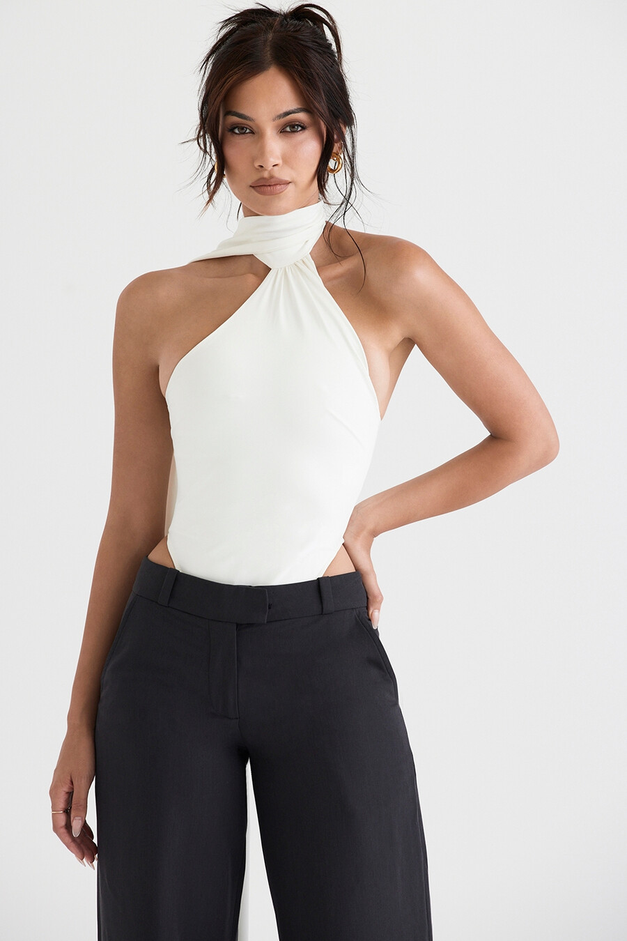 elfenbeinfarbener satin-body mit wickelkragen