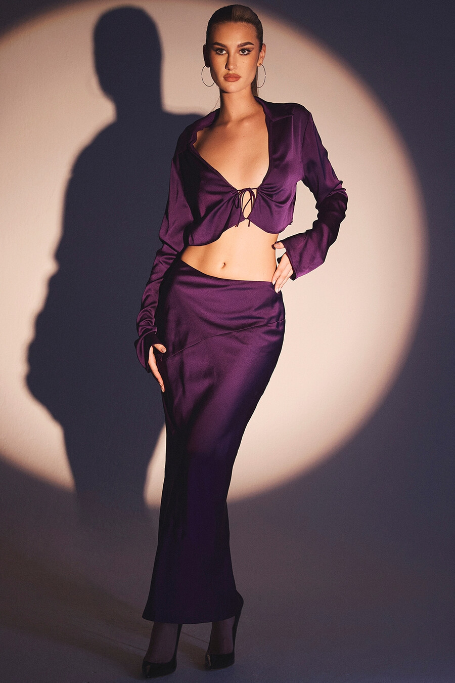kurzes top aus traubenfarbenem satin mit bindeband vorne