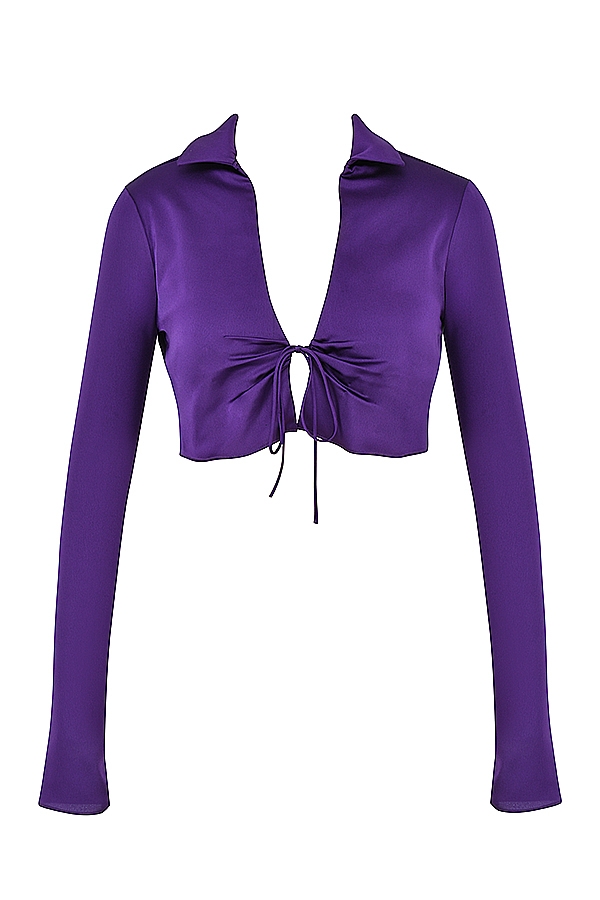 kurzes top aus traubenfarbenem satin mit bindeband vorne