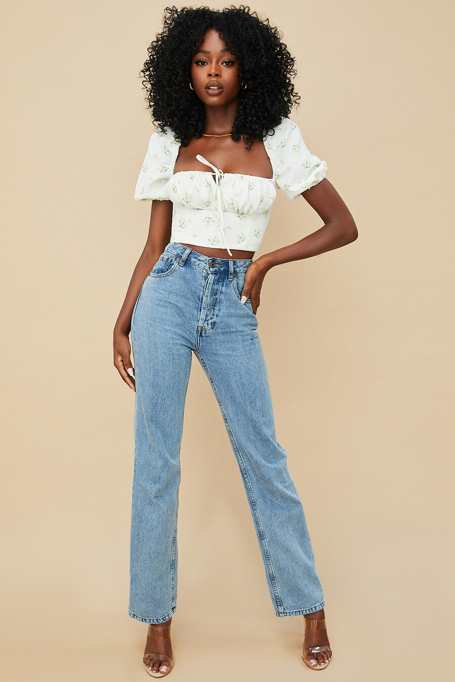 kurzes top in elfenbein mit blumenmuster und puffärmeln