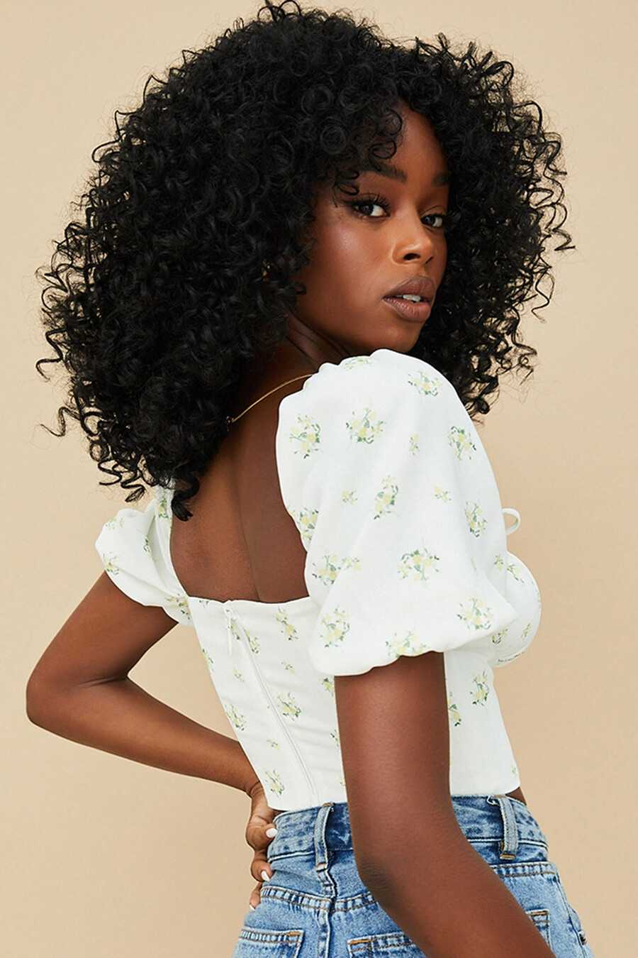 kurzes top in elfenbein mit blumenmuster und puffärmeln